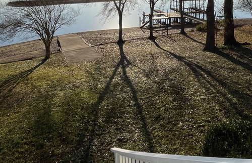 Vincent House | LAKE FRONT HOME! Sleeps 12. Bonus room with bunks, ping pong and playstation.
