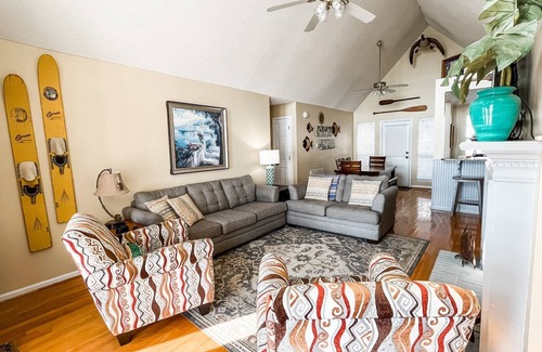 Vincent House | LAKE FRONT HOME! Sleeps 12. Bonus room with bunks, ping pong and playstation.