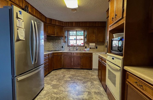 Negreet House | Lake front home with spectacular sunsets! 6 miles from Toledo Tackle!
