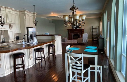 Royal House | LAKE FRONT -LAKE HAMILTON - 4 Acres