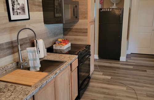 Dorena House | Lake front LAWN FLOOR of bi-level home.n bottom floor only. private entrance.