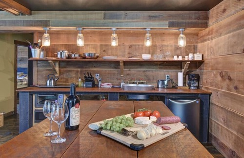 Cantley Apartment | Lake Front Loft 4 |Hot Tub | Pool Table | Sleeps 4