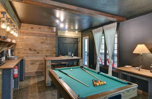 Cantley Apartment | Lake Front Loft 4 |Hot Tub | Pool Table | Sleeps 4