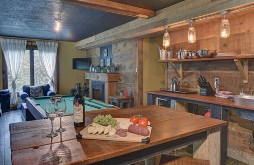Cantley Apartment | Lake Front Loft 4 |Hot Tub | Pool Table | Sleeps 4