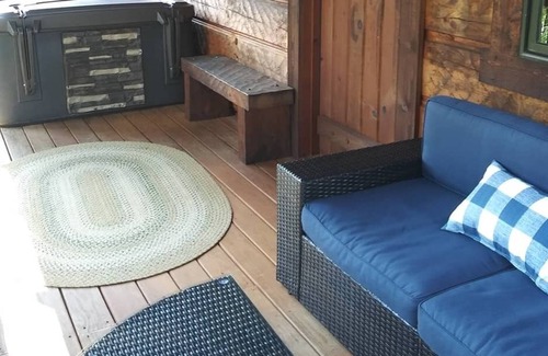 Faber House | Lake Front Log Home with Private Hot Tub