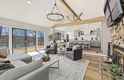 Rogers House | Lake FRONT - Paddle Point - Hot Tub!