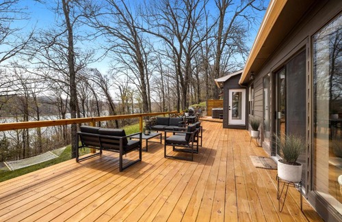 Rogers House | Lake FRONT - Paddle Point - Hot Tub!