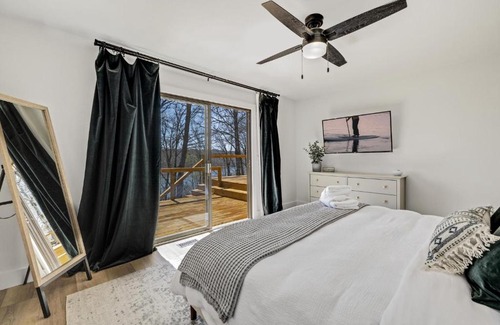 Rogers House | Lake FRONT - Paddle Point - Hot Tub!