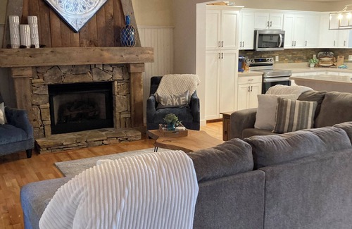 Blairsville House | Lake Front, Pontoon Boat, Fire pit, Kayaks,Hot tub, Ping Pong, Dock