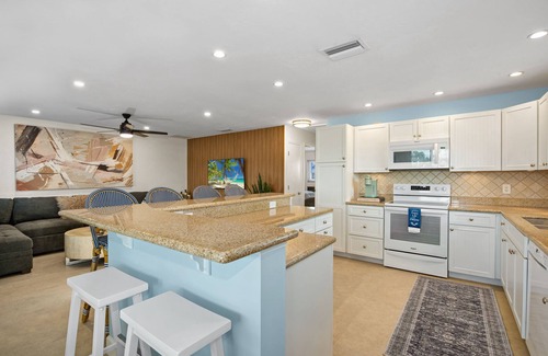 Mid Island House | ☀️Lake Front - Short Walk to Beach🌴Endless Tides 1