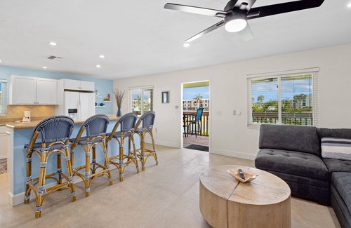 Mid Island House | ☀️Lake Front - Short Walk to Beach🌴Endless Tides 1