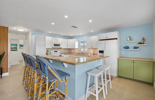 Mid Island House | ☀️Lake Front - Short Walk to Beach🌴Endless Tides 1
