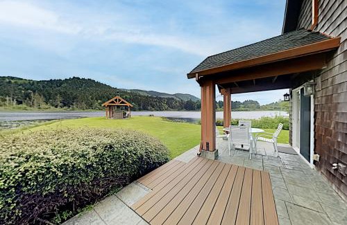 Rockaway Beach House | Lake Front Townhome - Rockaway Beach