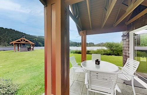 Rockaway Beach House | Lake Front Townhome - Rockaway Beach