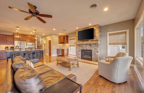 Lake Harmony House | "Lake Front Vista" 9 Bdrm, 4.5 Bath, Dock, Hot Tub, Pool Table, Shuffleboard, Fire Pit, Gas Grill