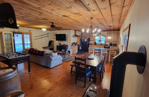 Wevertown Cabin | Lake George, Loon, and Schroon -Hot Tub -Firepit -Gameroom -Kayaks -Pets