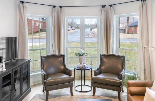 Mid America House | Lake Hamilton Carriage House 5BR; 3.5BA Sleeps 17!