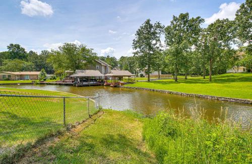Rockwell House | Lake Hamilton Retreat with Kayaks and Spacious Yard!