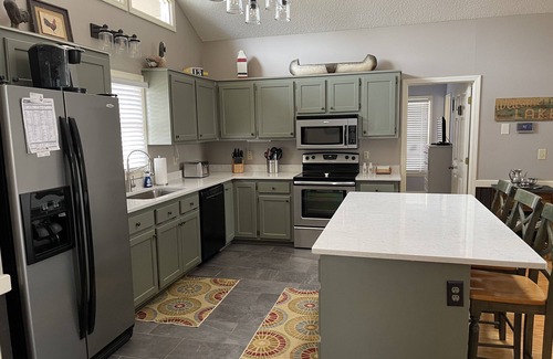 Seneca House | Lake Hartwell - 15 mins to Clemson, Tubes, Skis, Wakeboards. Floats and Memories