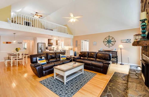 Lavonia House | Lake Hartwell Home w/Private Dock & Hot Tub!