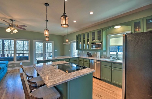 Townville House | Lake Hartwell Retreat w/Boat Dock & Kayaks!