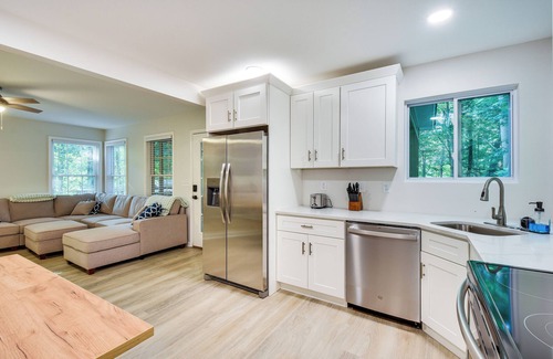Seneca House | Lake Hartwell Retreat w/2-Tier Dock & Boat Slip!