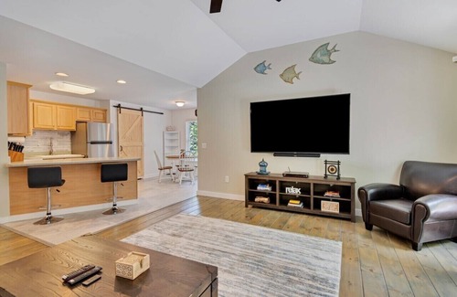 Townville House | "Lake Hartwell, Waterfront Cottage with Views, near Clemson"