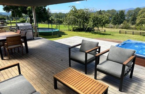 Mangakino House | Lake Holiday Home - Spa & Views