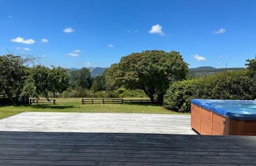 Mangakino House | Lake Holiday Home - Spa & Views