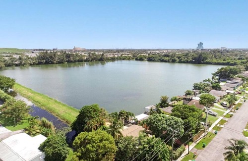 Davie Villa | Lake House 2