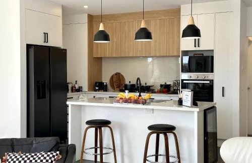 Lowburn House | Lake house by the Golf Course
