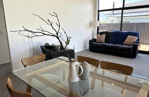 Lowburn House | Lake house by the Golf Course