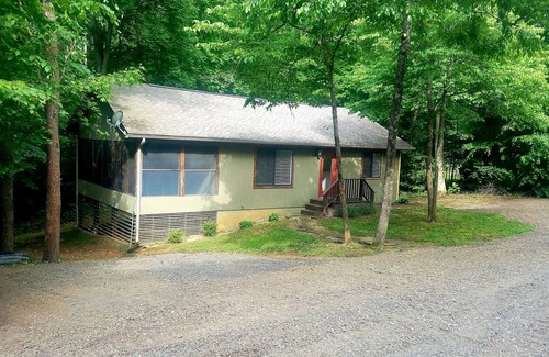 Jamestown Cottage | Lake House Hideaway #3, Only 2 miles from Jamestown Marina