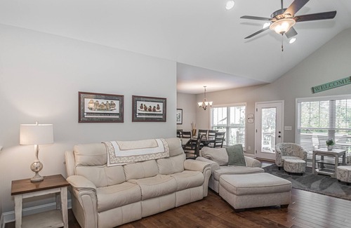West Union House | Lake House on Lake Keowee, Large Covered Dock, Fenced in yard