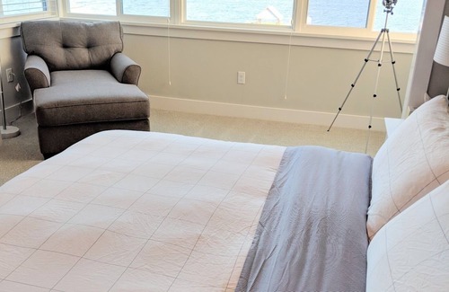 Candler House | Lake House retreat w/ Private Beach!