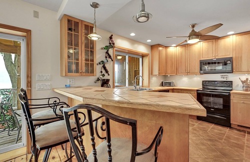 Pequea House | LAKE HOUSE SOUTHnWaterfront Retreat with DOCKAGE on Susquehanna River & HOT TUB
