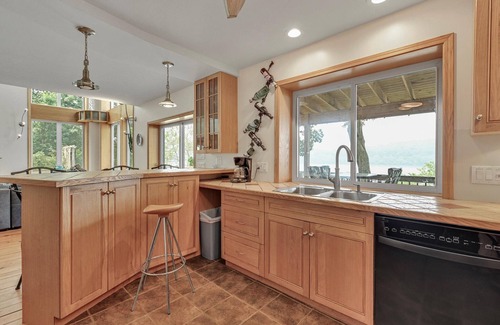 Pequea House | LAKE HOUSE SOUTHnWaterfront Retreat with DOCKAGE on Susquehanna River & HOT TUB