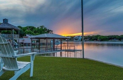 Lake Country House | Lake house with 5 bedrooms total including guest house, outdoor kitchen etc.