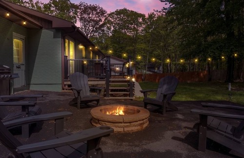 Pocono Summit House | Lake House with Fire Pit, Kayaks & Games, minutes from Kalahari