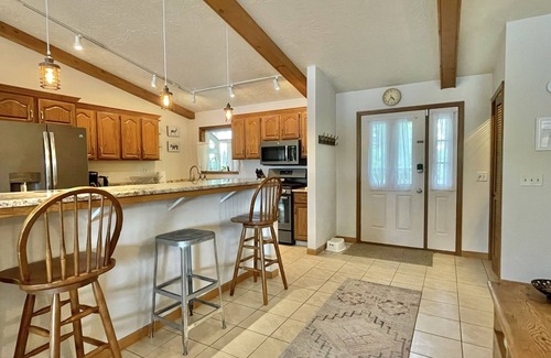 Delavan House | Lake House with Hot Tub - Birding Paradise
