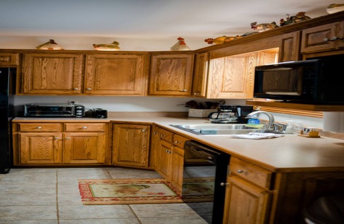 Garfield House | Lake house with washer/dryer, central AC, game rom, deck & yard
