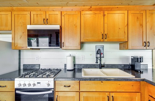 Nisswa Cabin | Lake Hubert Cabin w/Private Deck + Boat Dock
