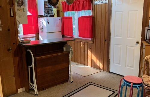 Oscoda Cottage | Lake Huron access wooded 2-bedroom cottage with WiFi in charming Oscoda