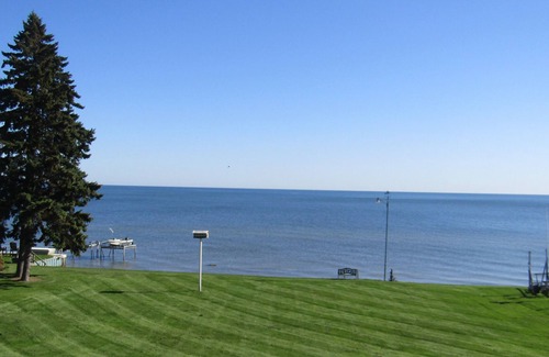 Tawas City House | Lake Huron Vacation Rental! Come enjoy this fall rental home! Lower rate off season