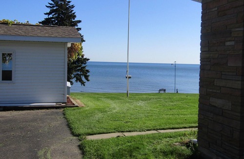 Tawas City House | Lake Huron Vacation Rental! Come enjoy this fall rental home! Lower rate off season
