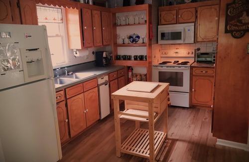 Salem House | Lake Jocassee ~ Easy Lake Access ~ Loved By Our Guests ~ Pet Friendly