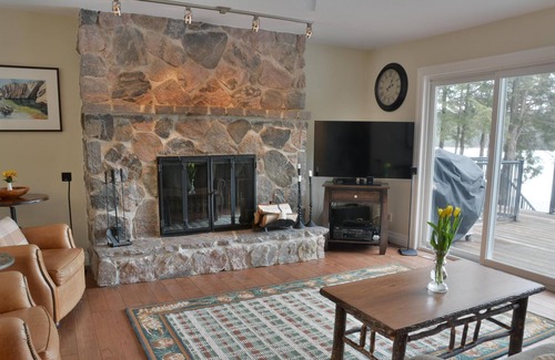 Seguin Cottage | Lake Joe New Reno - 5 bdrm, 4 bath! Great swimming off dock! Sandy beach! AC!