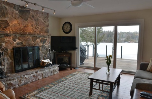 Seguin Cottage | Lake Joe New Reno - 5 bdrm, 4 bath! Great swimming off dock! Sandy beach! AC!