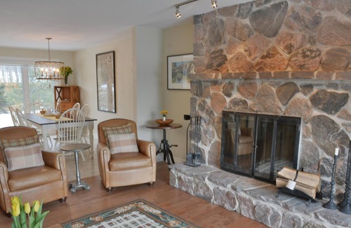 Seguin Cottage | Lake Joe New Reno - 5 bdrm, 4 bath! Great swimming off dock! Sandy beach! AC!