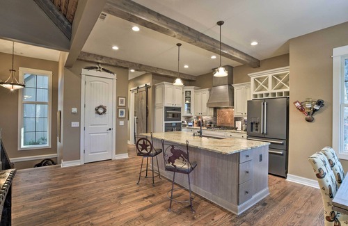 Seneca Cottage | Lake Keowee Cottage w/Deck & Private Dock!